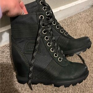 Brand new Sorel booties, super cute, never worn size 6